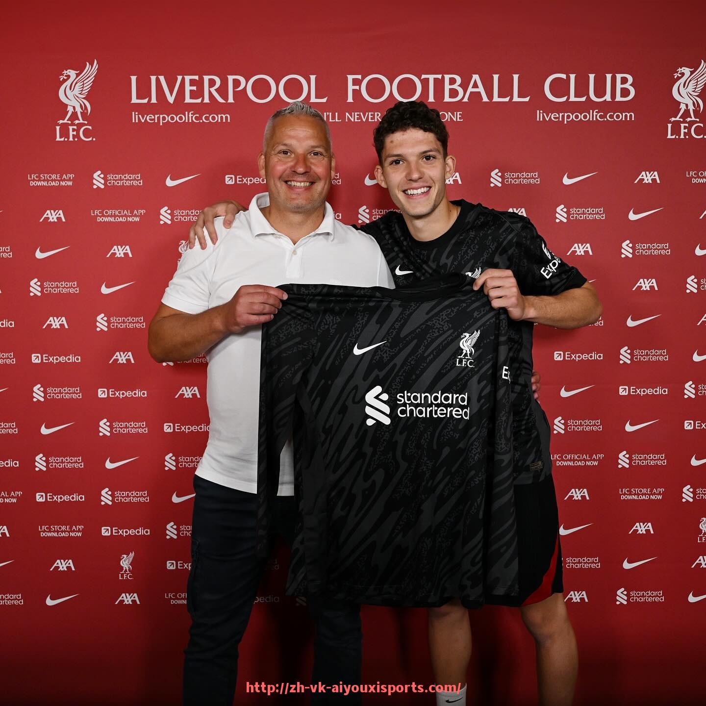 爱游戏体育官网-英超另类球衣款式及其市场反响